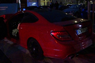 Antalya'da lüks otomobil park halindeki otobüse çarptı