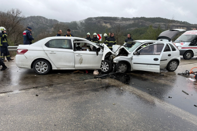 Antalya-Isparta yolunda iki otomobil kafa kafaya çarpıştı! Çok sayıda ölü ve yaralı...