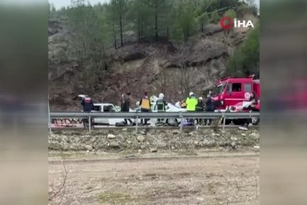 Antalya-Isparta yolunda iki otomobil kafa kafaya çarpıştı! Çok sayıda ölü ve yaralı...