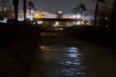 Aydın Kuşadası'nda dere taştı, alışveriş merkezi sular altında kaldı