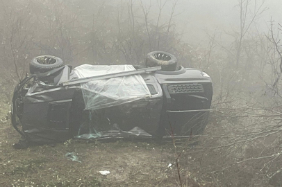 Bartın'da siste yoldan çıkan araç takla attı: 4 yaralı