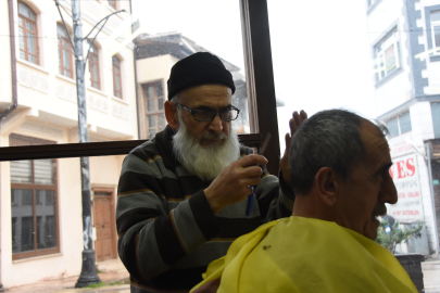 Bursa'da 104 yıllık berber dükkanında yarım asırdır mesleğini sürdürüyor