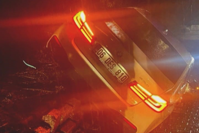 Bursa'da otomobil duvara çarptı: 2 yaralı