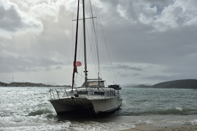 Muğla Bodrum'da korku dolu anlar: 8 tekne kıyıya sürüklendi