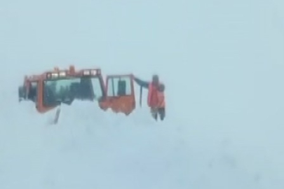 Muş-Kulp kara yolunda iş makinesinin üzerine çığ düştü