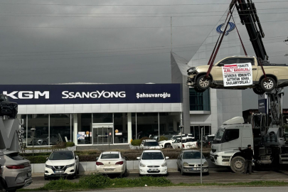 Adana'da bir kişi kamyoneti vinç ile asıp firma önünde eylem yaptı