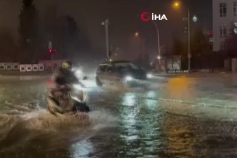 Bursa'da sağanak sonrası rögarlar taştı! Cadde göle döndü