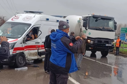 Sakarya'da ambulans ile işçi servisi çarpıştı: Çok sayıda yaralı