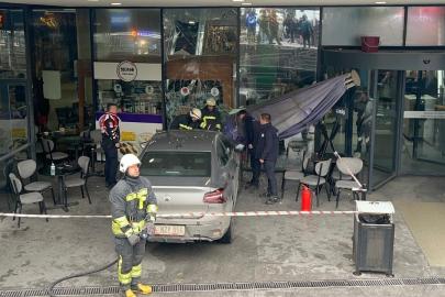 Tekirdağ'da kontrolden çıkan otomobil AVM’deki kafeye girdi: 1 yaralı