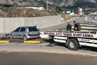 Antalya'da SUV araç ile otomobil çarpıştı: 3 yaralı