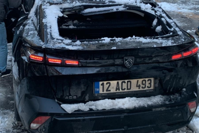 Bingöl’de çatıdan düşen kar otomobile zarar verdi