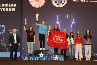 Bursa Büyükşehir Belediyesporlu satranççılar madalyaları topladı
