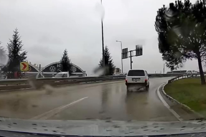 Bursa'da otomobil yağmurda spin attı!