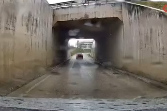 Bursa'da otomobil yağmurda spin attı!