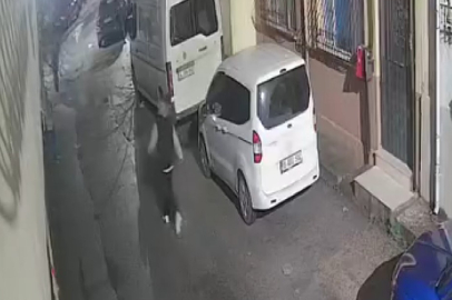 Bursa'da yere düşen bayrağı böyle kaldırdı