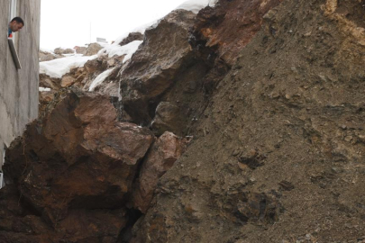 Dağdan kopan kaya parçası evin duvarını deldi