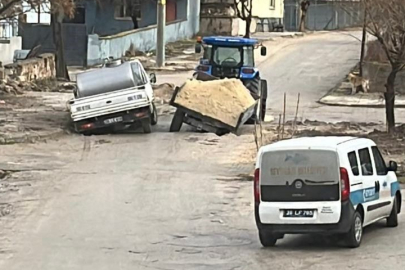 Eskişehir'de yol çöktü: 2 araça battı