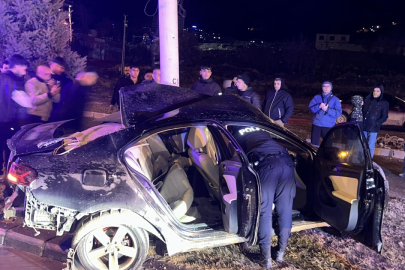 Malatya'da direğe çarpan otomobilin sürücüsü yaralandı