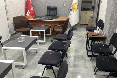 Balıkesir'de AK Parti binasına taşlı saldırı