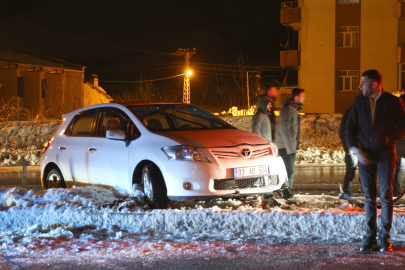 Bitlis'te buzlanma nedeniyle kontrolden çıkan 4 araç refüje çarptı