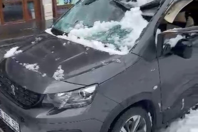 Bitlis'te park halindeki aracın üzerine çatıdan kar kütlesi düştü