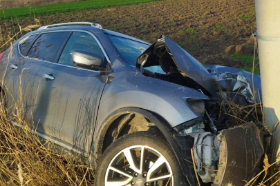 Bursa'da beton direğe çarpan aracın sürücüsü ağır yaralandı