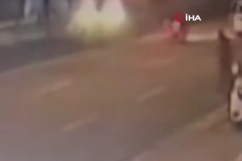 Bursa'da motosiklet yayaya çarptı: 2 yaralı