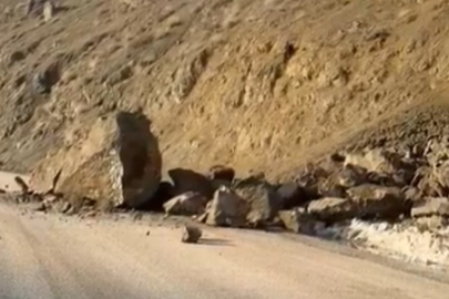 Hakkari Yüksekova-Van karayolunda faciadan dönüldü: Dev kayalar yola düştü