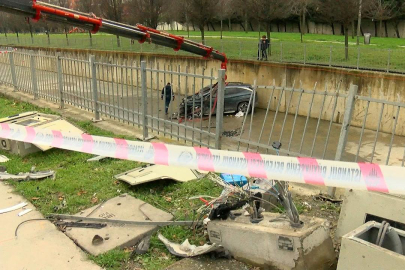 İki araç çarpıştı, otomobillerden biri dereye uçtu