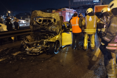 İstanbul Kadıköy'de seyir halindeki otomobil yandı