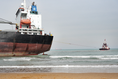 İstanbul Sarıyer'de karaya oturan gemiyi kurtarma çalışmaları sürüyor