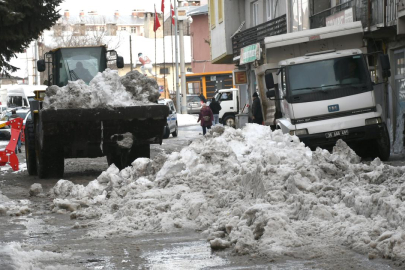 Sarıkamış'ta biriken kar şehir dışına taşınıyor