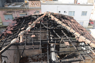 Yangında zarar gören tarihi Mersin evinin çatısı temizlendi