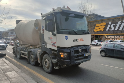 Ankara'da seyir halindeki beton mikserinden kopan tekerlek üç otomobile çarptı