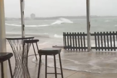 Aydın Didim'de fırtına etkili oldu: Deniz taştı, kafeyi su bastı