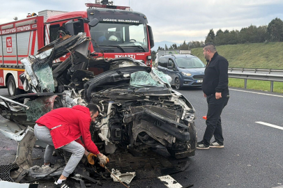 Düzce TEM'de otomobil tıra çarptı: 1 ölü, 1 yaralı