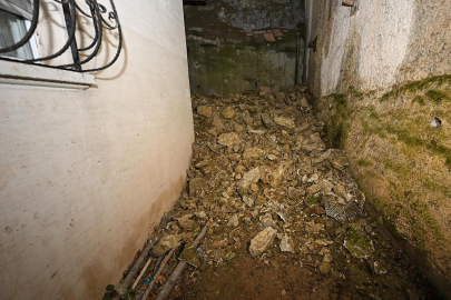 İstinat duvarı çöktüğü için günlerdir evlerine giremeyen vatandaşlar mağdur