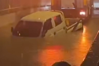 İzmir’de suyla dolan alt geçitte mahsur kalan sürücü hayatını kaybetti