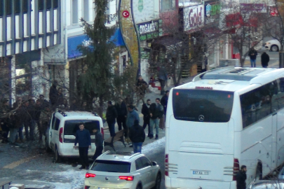 Kars'ta kontrolden çıkan araç ağaca çarparak durabildi