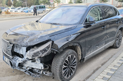 Kayseri'de araç refüjde bekleyen yayaların arasına daldı: 3 yaralı