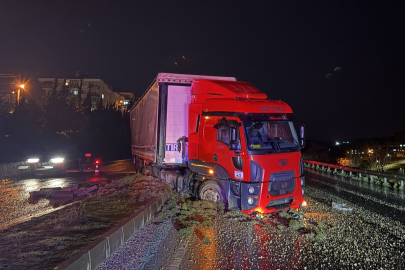 Manisa'da tır refüje çıktı, 2 otomobil zarar gördü
