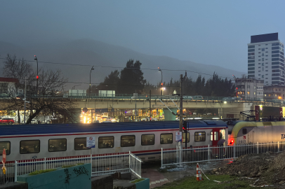 Manisa'da trenin çarptığı genç yaralandı