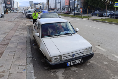 Bursa'da kaldırıma çarpıp kaçan ehliyetsiz sürücü polise yakalandı!