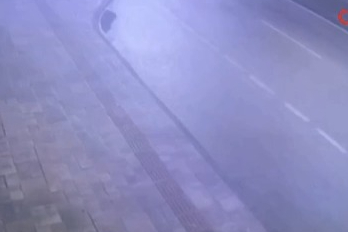 Bursa'da kaldırıma çarpıp kaçan ehliyetsiz sürücü polise yakalandı!
