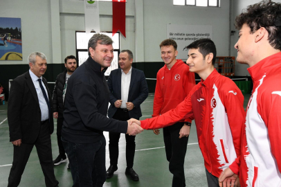 Bursaspor’un şampiyon teknik adamı tenisçilerle bir araya geldi