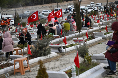 Depremlerde yakınlarını kaybedenler kabirleri ziyaret ediyor