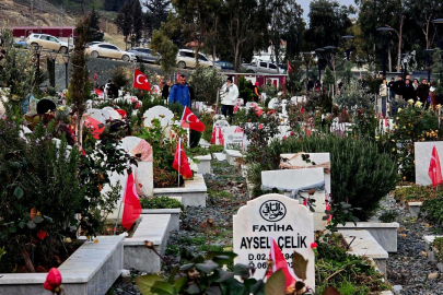 Hatay'da depremlerin üçüncü yıl dönümünde hüzünlü anma