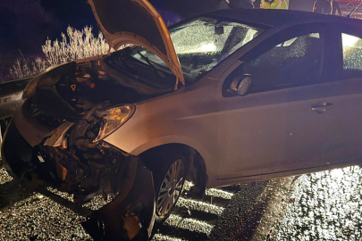 Manisa'da önce refüje ardından bariyerlere çarptı: 2 yaralı