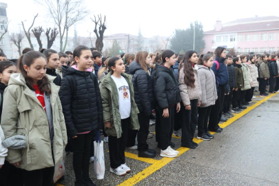 Okullarda 6 Şubat depremlerinde hayatını kaybedenler için saygı duruşu