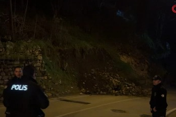 Bursa'da heyelan: Tophane-Muradiye yolu ulaşıma kapandı